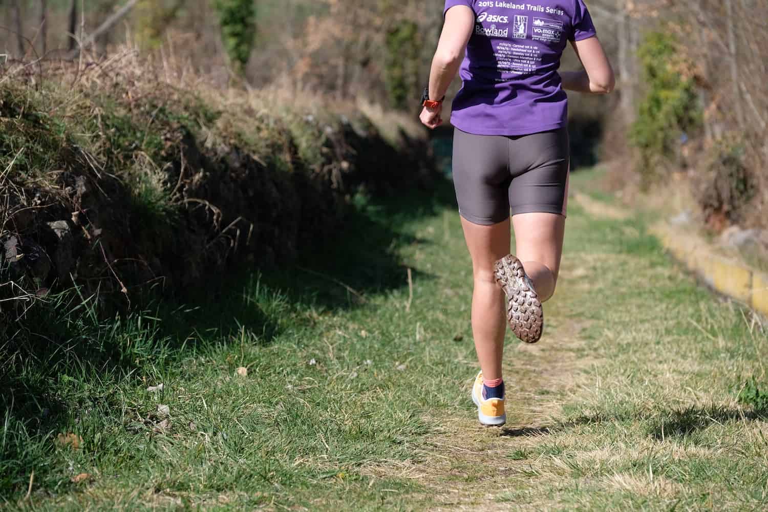 Alecsa teste différents modèles de chaussures de trail femme