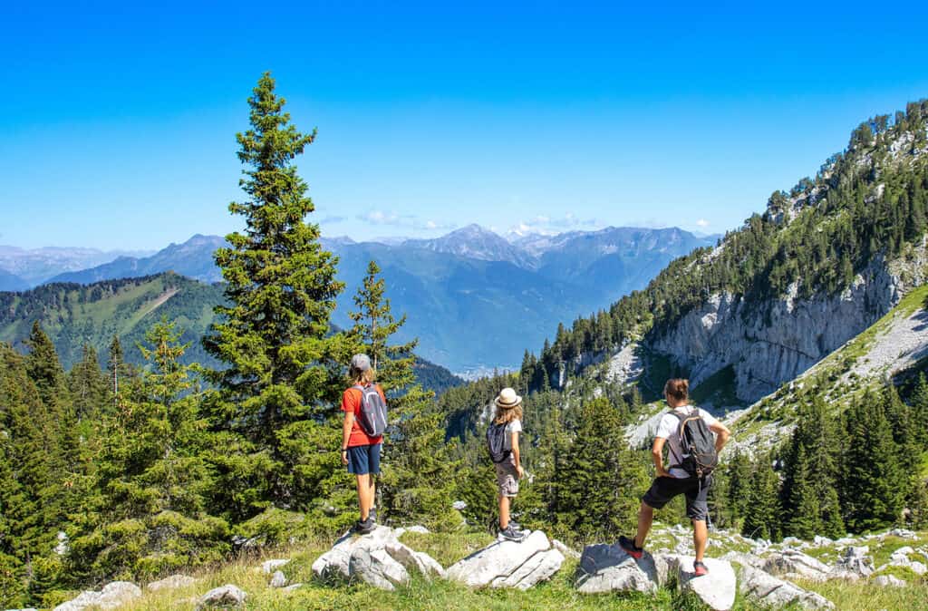 famille randonnée en montagne- France, massif des Bauges