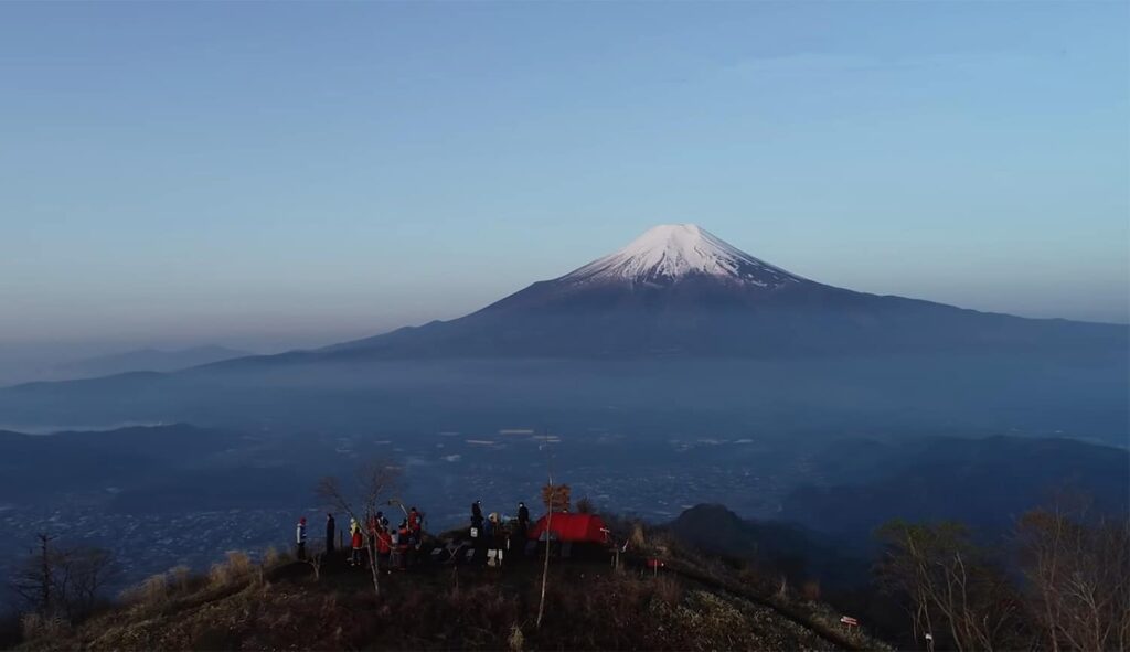 Vue sur le mont fuji enneigé