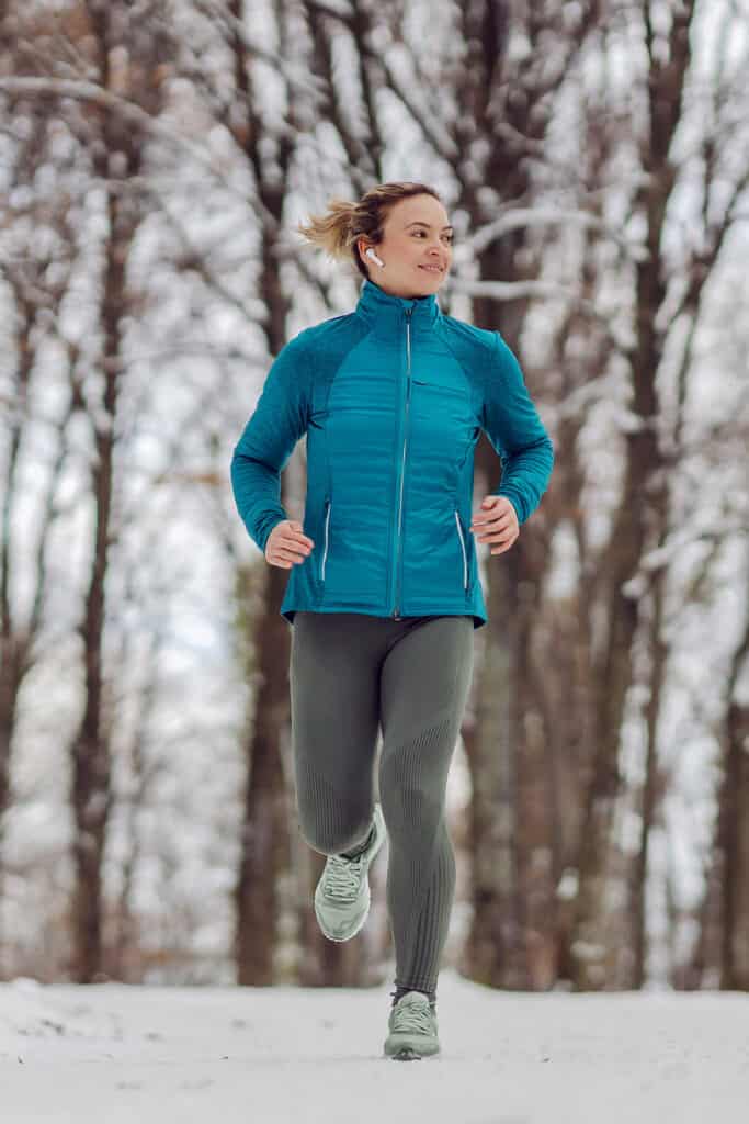 femme portant des vêtements de course d'hiver