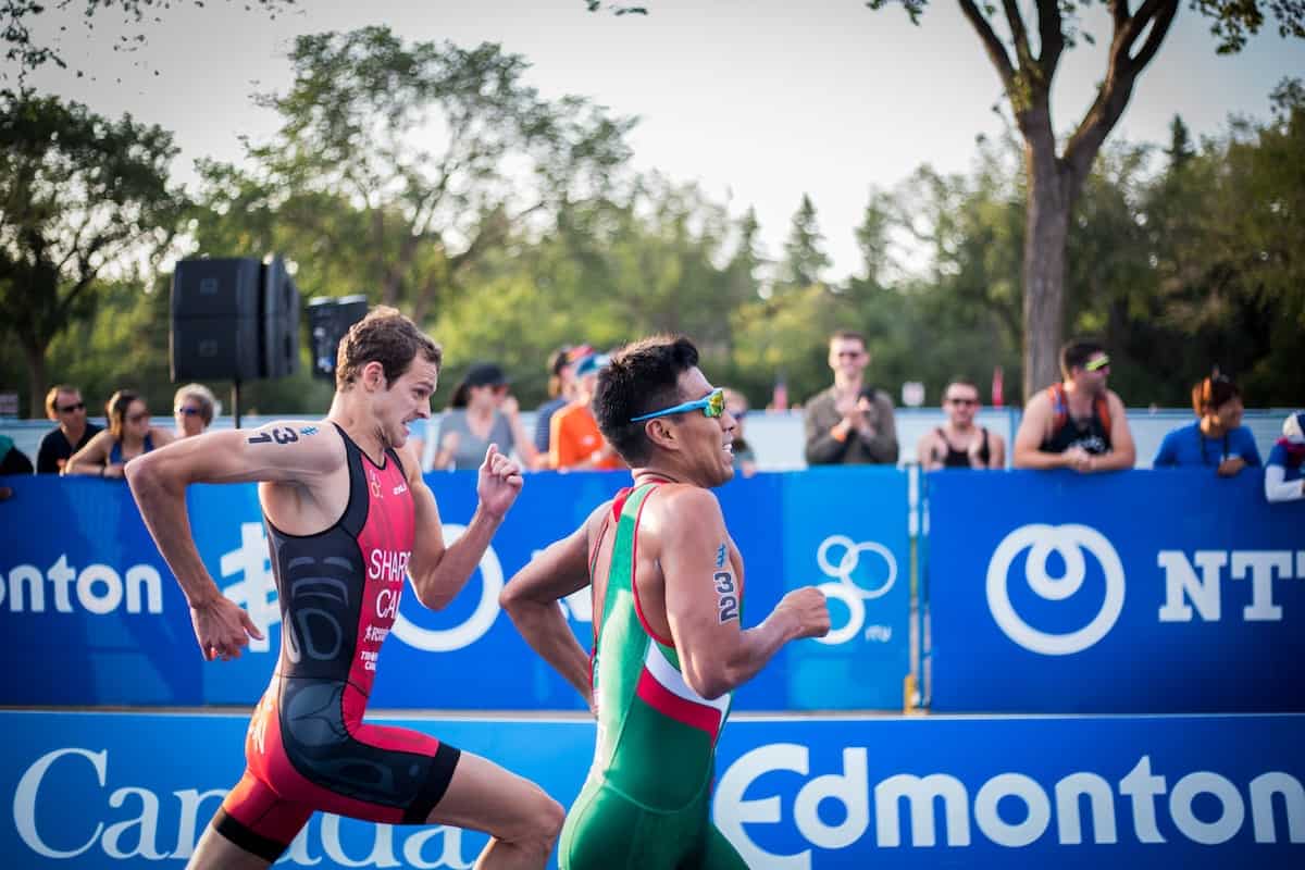 Triathlètes en compétition