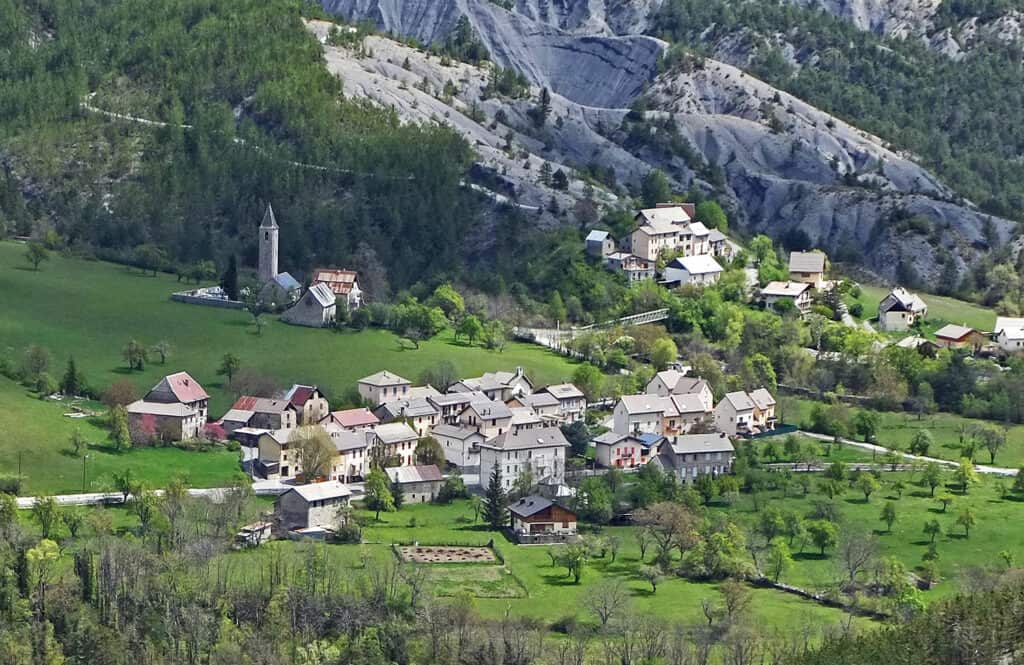 Le village d’Entraunes, point de départ du GR52