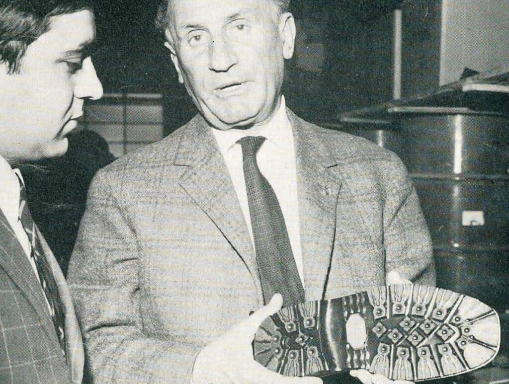 Vitale Bramani tenir une semelle Vibram