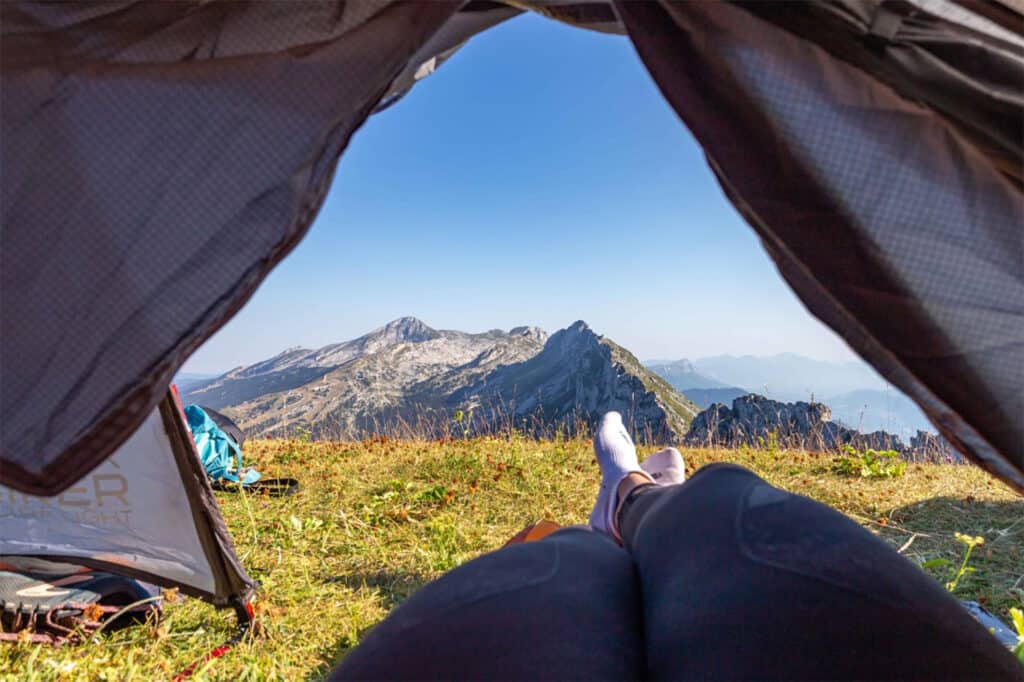 vue sur les montagnes depuis une tente