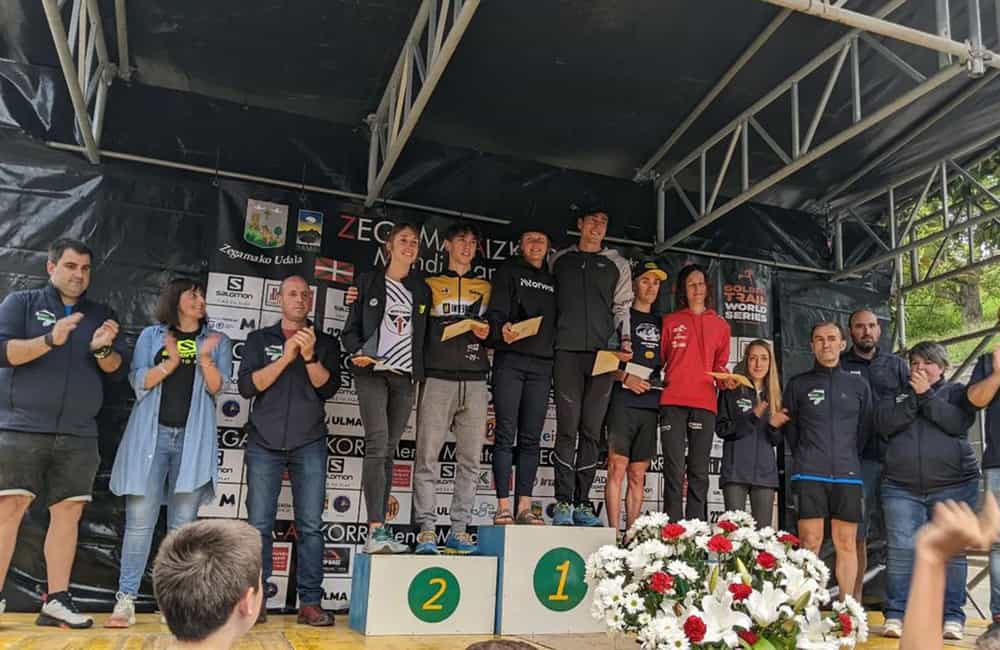 les gagnants sur le podium de Zegama-Aizkorri Kilomètre Vertical
